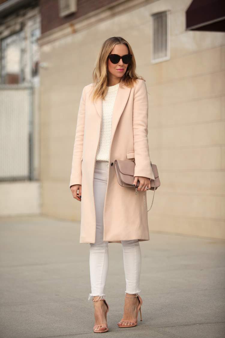 Textilfarbe Altrosa Business Outfits Frühling weiße Jeans kombinieren Modetrends