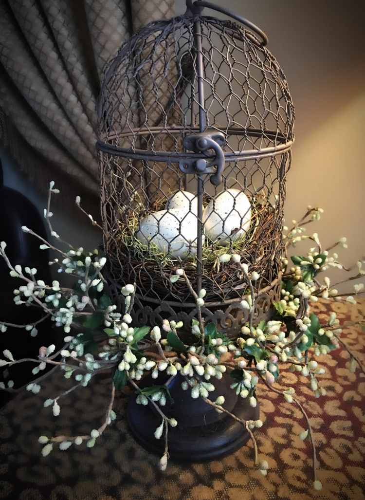 Vintage Vogelkäfig dekorieren im Frühling - Käfig aus Hühnerdraht mit Osternest und Weidenkätzchen