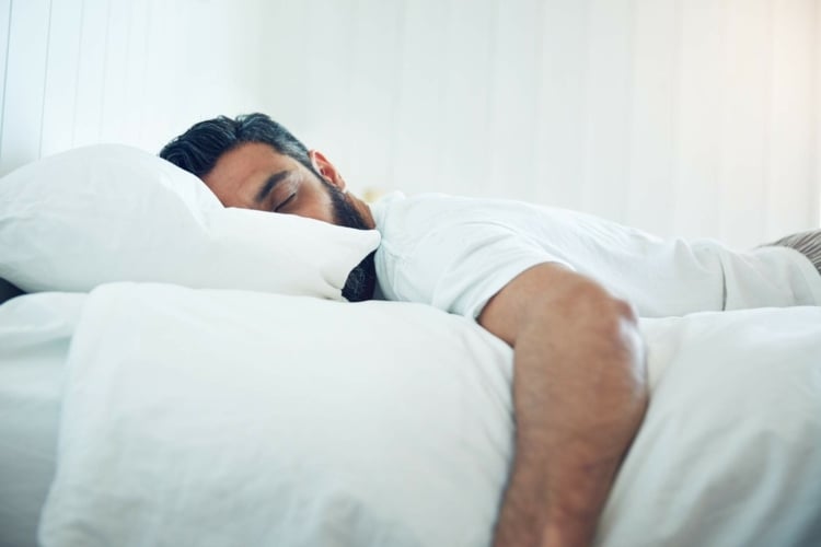 Warum ist auf dem Bauch schlafen ungünstig für Nacken und Rücken