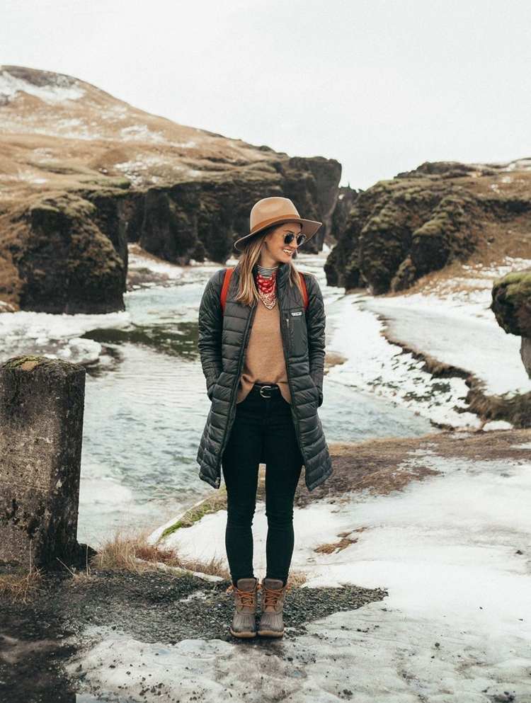 Winter Outfit zum Wandern Frauen Wanderschuhe Trends Daunenjacke