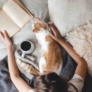 Zuhause bleiben, sich gemütlich machen und Bücher lesen