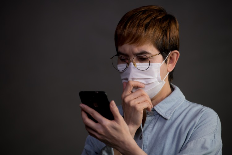 angst wegen coronavirus handy benutzen mit schutzmaske