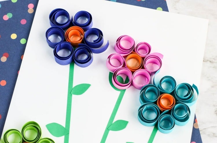 Basteln mit Kindern im Frühling und Blumen mit der Quilling Technik für Grußkarten herstellen