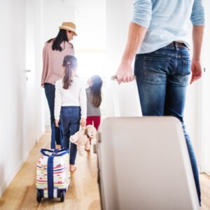 familie mit kindern auf dem weg zu urlaub stress abbauen