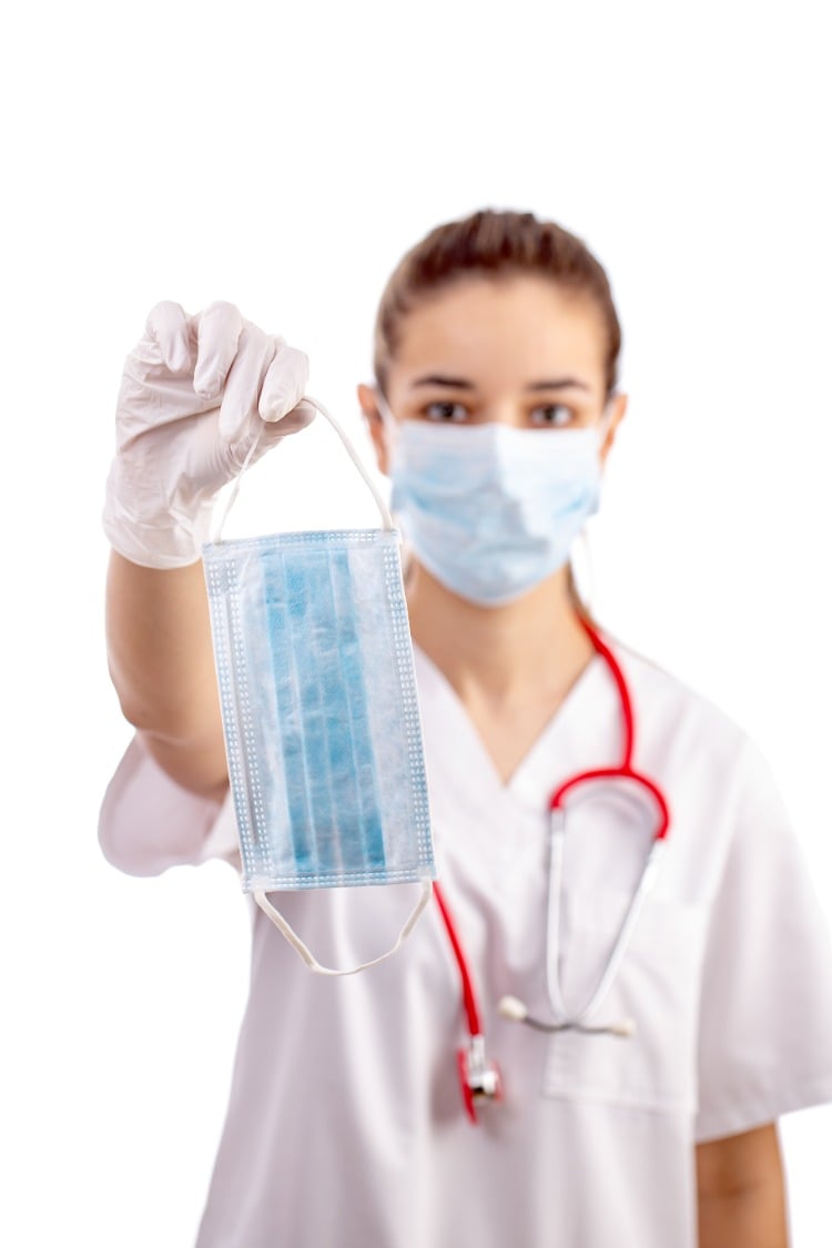krankenschwester bietet atemschutzmaske gegen covid virus an