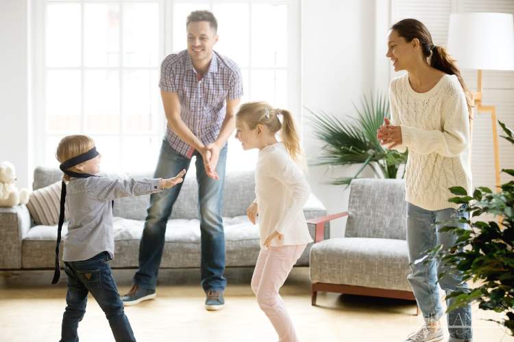 lustige Familienspiele mit Kindern für Zuhause was tun gegen Langeweile