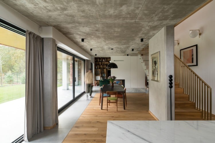 minimalistischer innenraum mit treppenhaus und glasschiebetüren