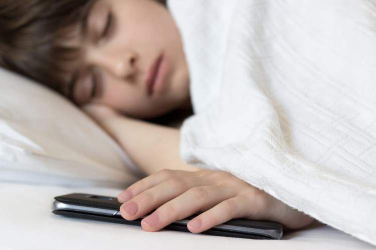 mit Handy ins Bett gehen ungesund Digital Detox Tipps