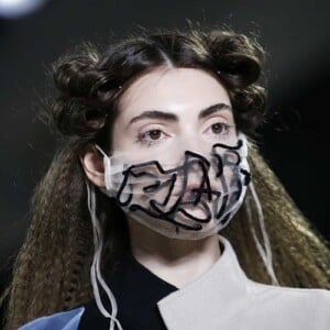 moderne Mundschutzmaske mit Muster selbst nähen Coronavirus Auswirkung Modeindustrie