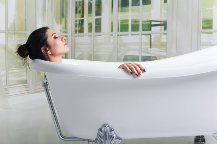 schlafhygiene pflegen und schlafstörungen vorbeugen durch entspannen in der badewanne