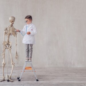 schrumpfen im alter vorbeugen junge mit skelett