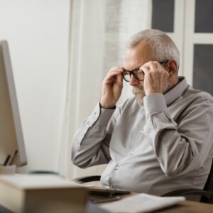 sehstörungen bei parkinson patienten mit brillen arbeit am computer