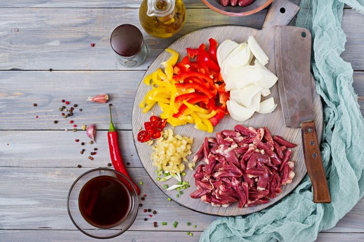 zutaten zum kochen wie paprika rotes fleisch olivenöl salz pfeffer