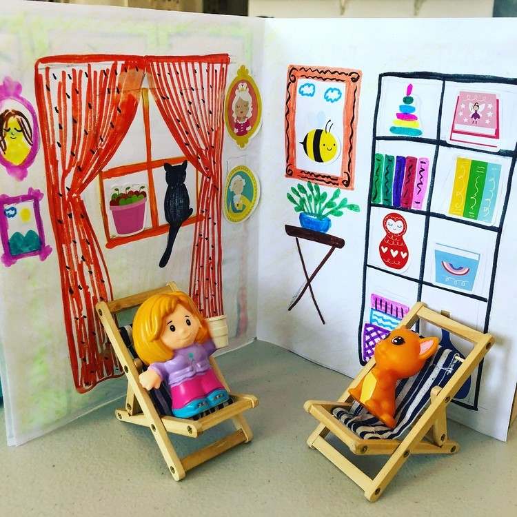 2 jährige Kinder mit Puppenhaus zu Hause beschäftigen Spielideen