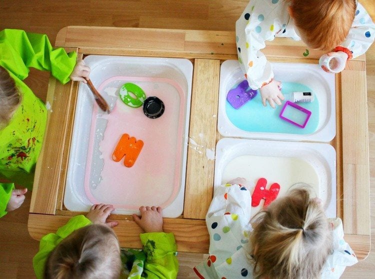 Arbeiten von zu Hause mit Kindern beschäftigen Oobleck Slime Spielideen