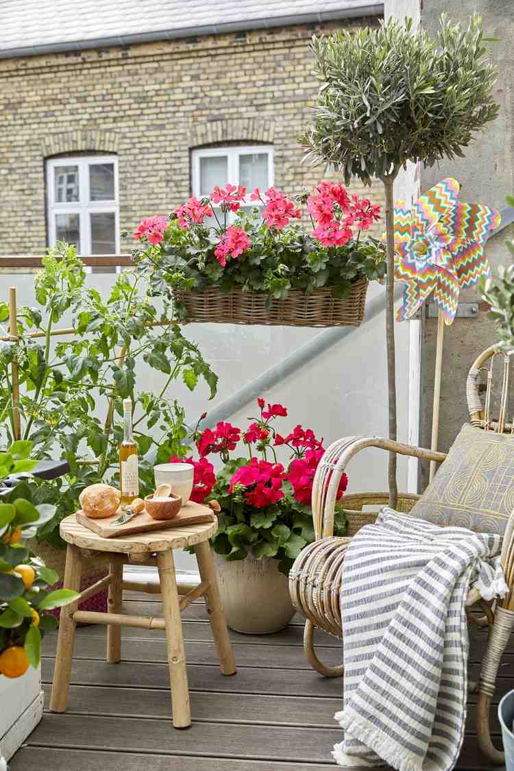 Balkon mit Blumen gestalten Ideen zum Bepflanzen vom Blumenkasten