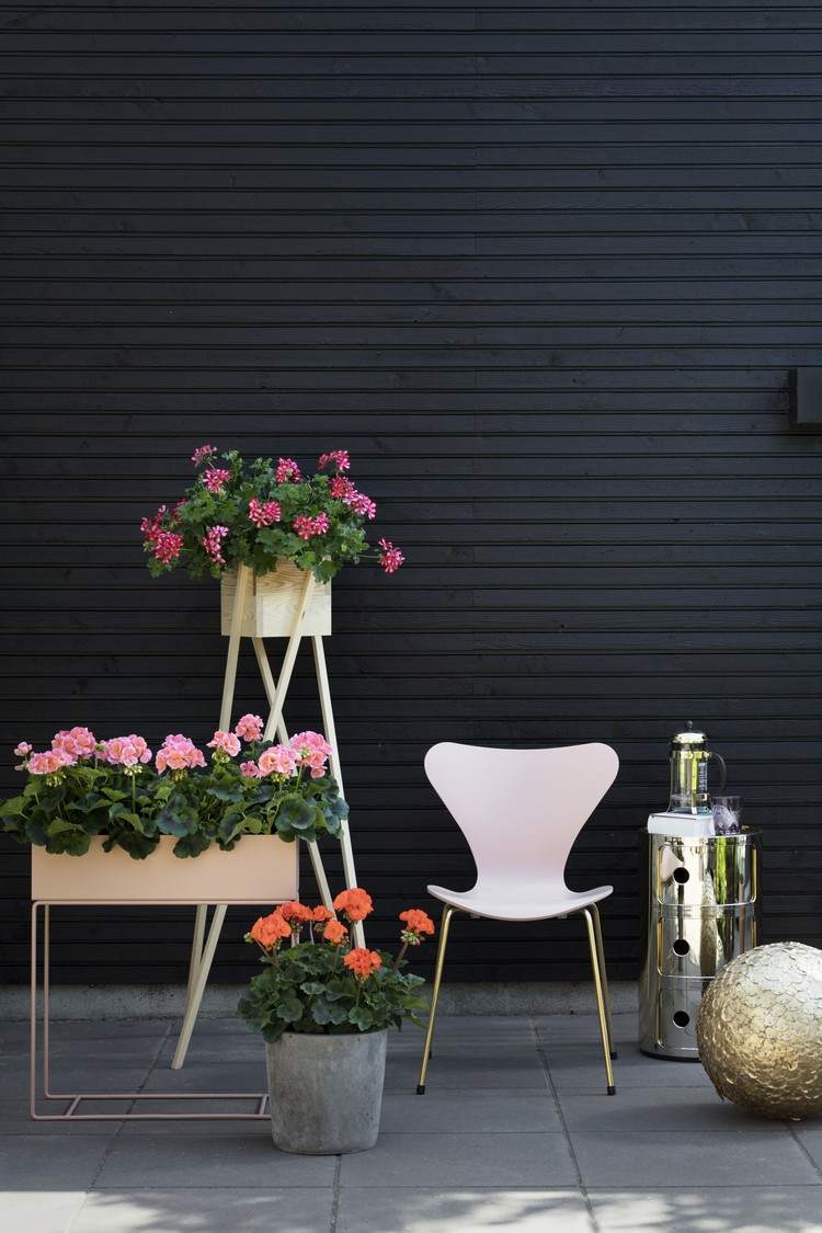 Balkon modern gestalten und Pflanzen in Blumenkästen bepflanzen