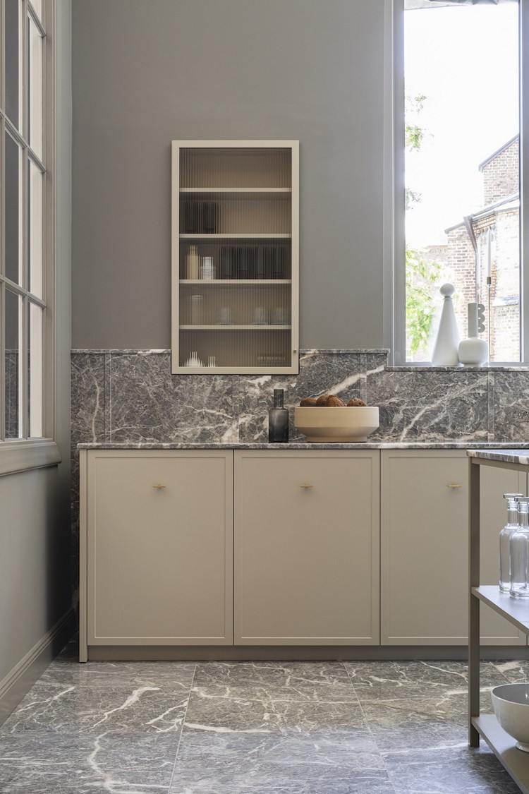 Beige Küche und graue Wandfarbe und Marmor Arbeitsplatte