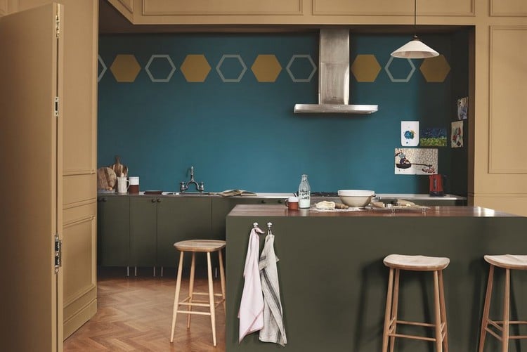Beige Küche welche Wandfarbe passt dazu Türkis und Blau setzen Akzente