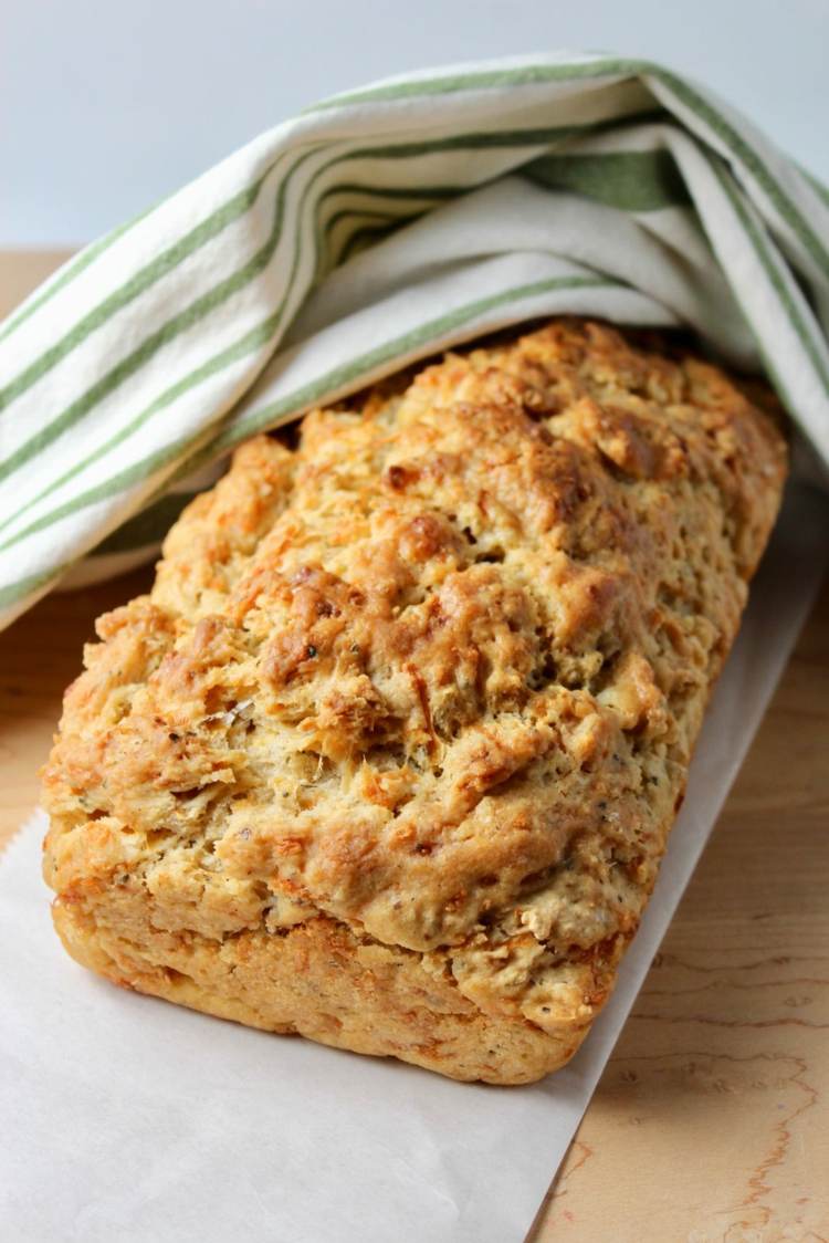 Beer bread with garlic and butter - delicious sandwiches for breakfast