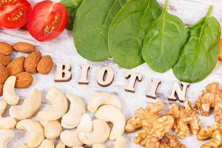 Biotin vitamin b7 steckt in Spinat und Nüssen