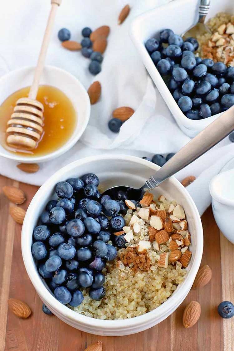 Blaubeeren Quinoa Porridge Rezept gesund Abnehmen Frühstücksideen