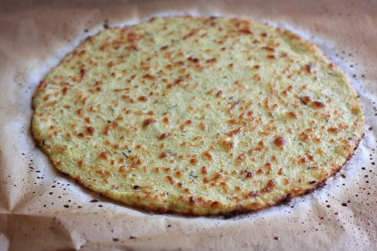 Blumenkohl Pizzaboden mit Käse low carb