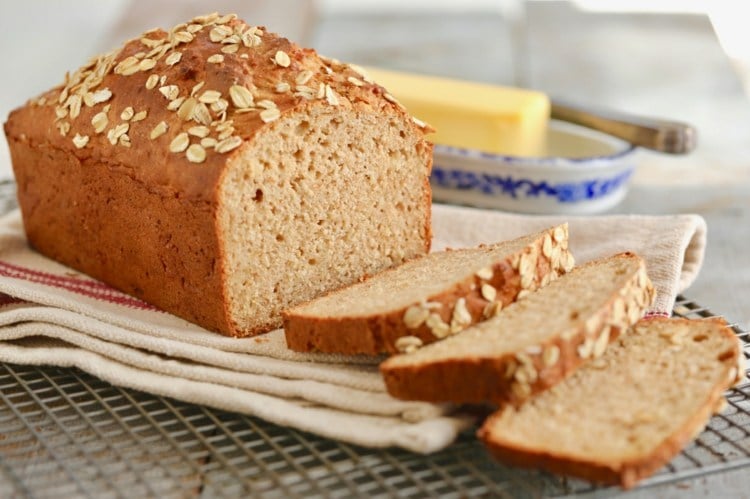 Brot ohne Hefe mit Joghurt, Honig und Haferflocken