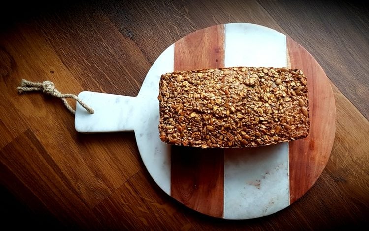 Make bread without flour and yeast yourself with oatmeal
