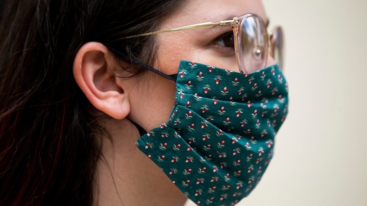 DIY Mundschutzmaske aus einem hochwertigen, dicken Baumwollstoff