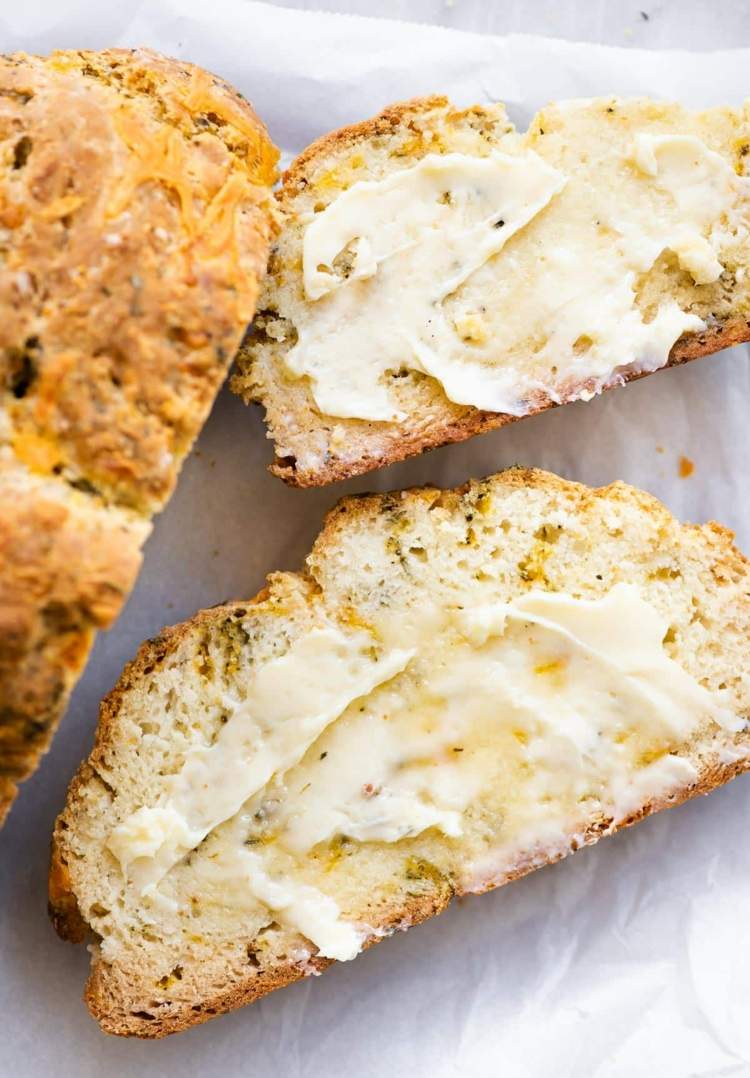 Make hearty or sweet bread without yeast and with buttermilk yourself