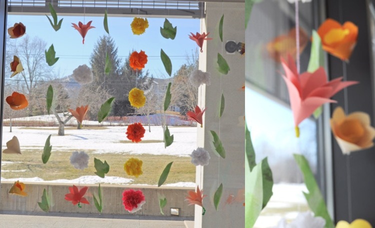 Fensterschmuck aus Blumen aus Papier basteln Anleitung für Girlande