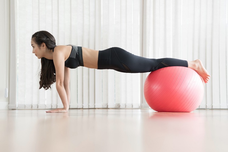Fitness Übungen für Zuhause Plank Varianten Ganzkörper Trainingsplan