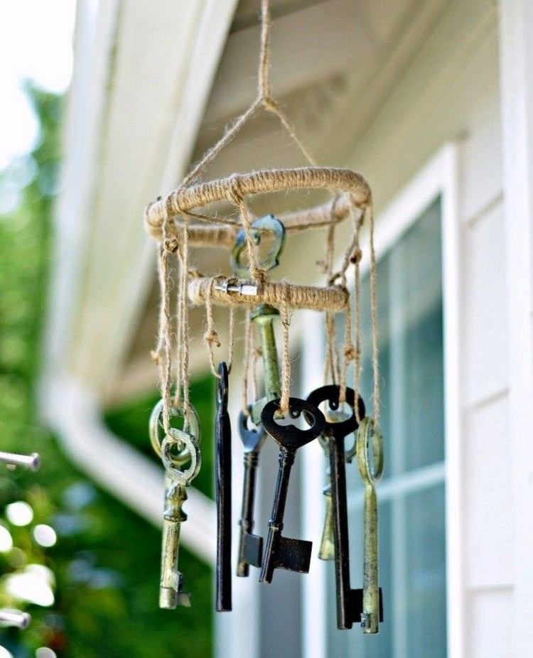 Gartendeko zum Aufhängen DIY-Idee für Windspiel aus Schlüsseln