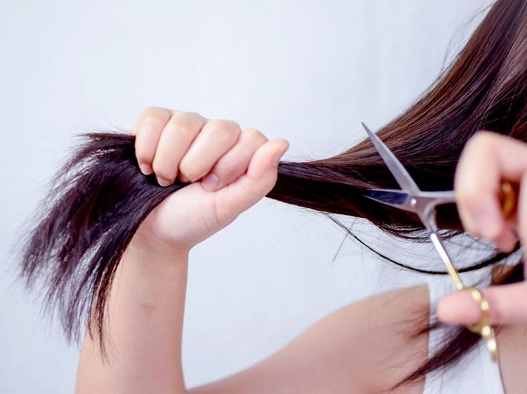 Haarspitzen selber schneiden Tipps Haarpflege lange Haare