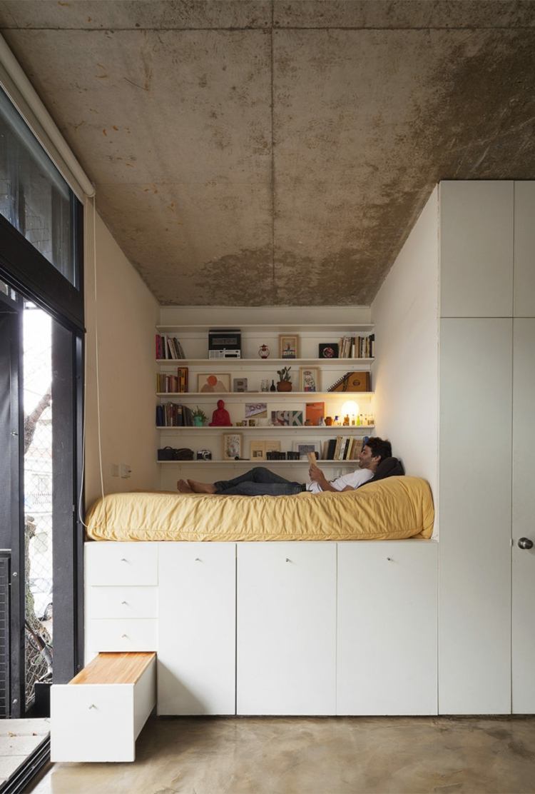 Idee für ein Hochbett in einer Nisch aus multufunktionalen Möbeln mit Regal