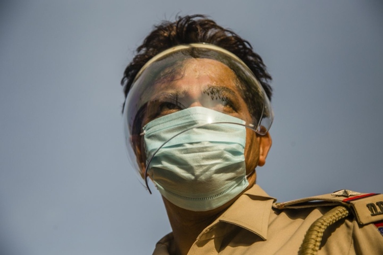 Indischer Polizist mit Mundschutz - Schläge und Gefängnis drohen bei Verstoß gegen die Regelung
