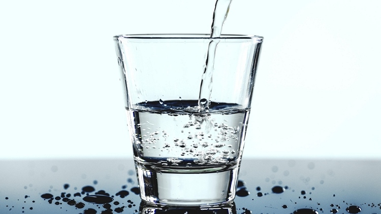 Kalziumreiches Wasser zur Abwehr von Osteoporose