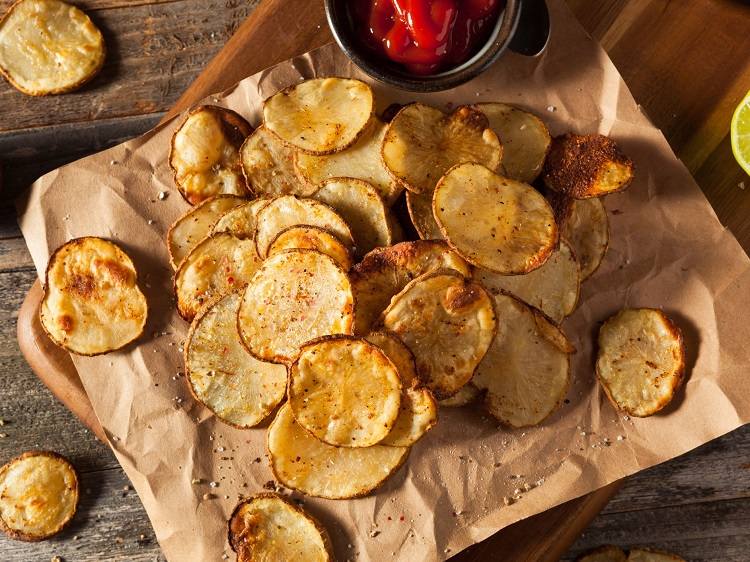 Kartoffelchips im Ofen selber machen gesunde Snacks für TV Abend