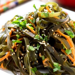 Kelp Algen Salat zubereiten mit Möhren und Sesam