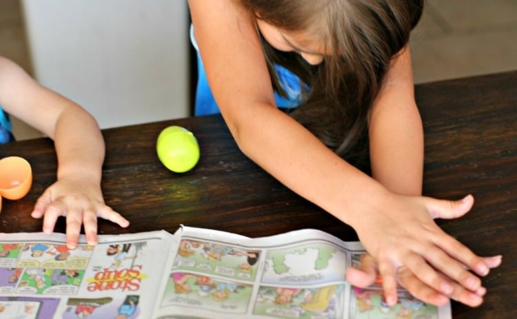 Kneten mit Kindern und Motive aus einer Zeitung auf die Knete übertragen