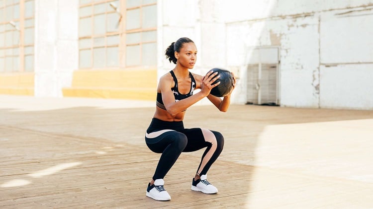 Kniebeuge Varianten mit Gewichten Kettlebell Übungen für Zuhause