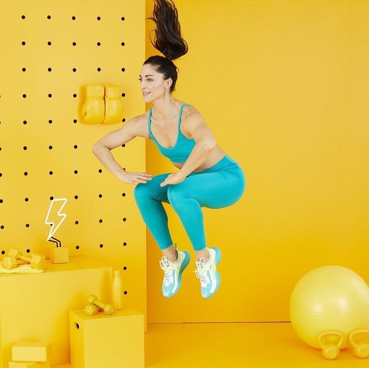 Kniebeuge mit Sprung Training mit Eigengewicht für Frauen Bodyweight Übungen Ganzkörper
