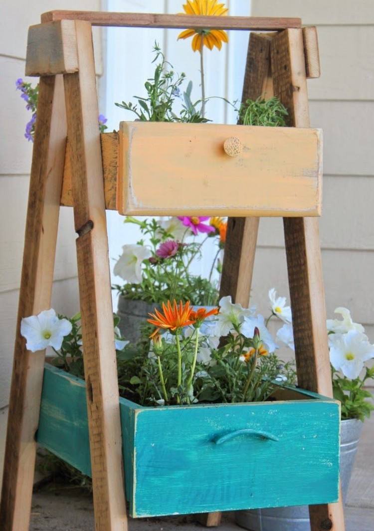 Plant the chest of drawers and put them in the garden as a decoration