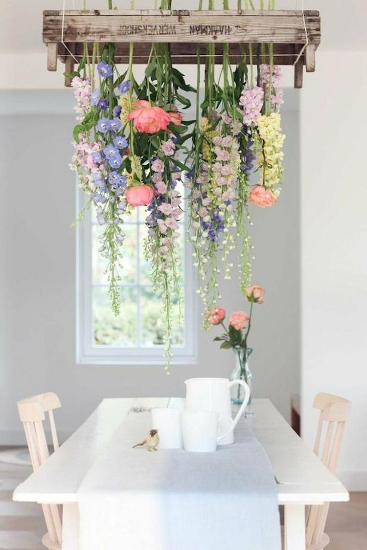 Kreative und romantische Tischdeko - Blumen über den Esstisch hängen