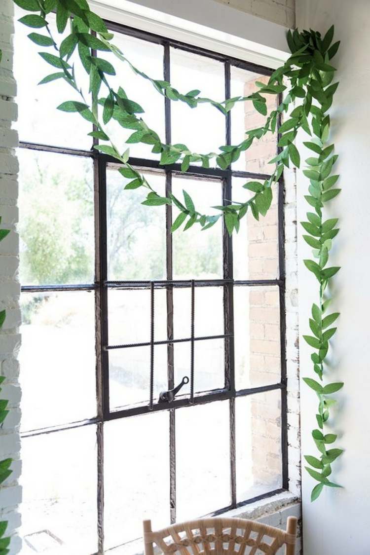 Künstliche Girlande aus grünen Blättern als Fensterdeko