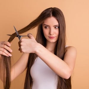 Lange Haare Pflegetipps für Zuhause Haarspitzen schneiden Tipps