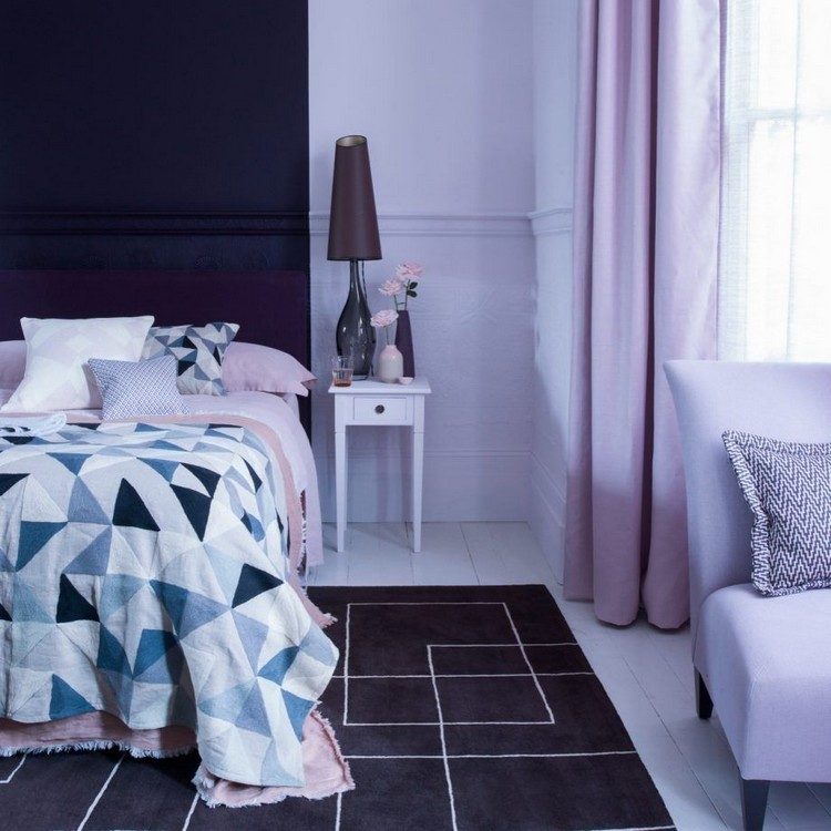 Lavendel und Schwarz und Weiß im Schlafzimmer Ideen für Wandgestaltung
