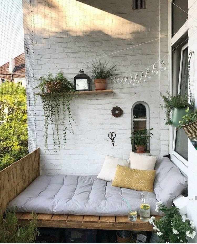 Liegefläche Balkon DIY Anleitung Außenbereich Holzmöbel Trends