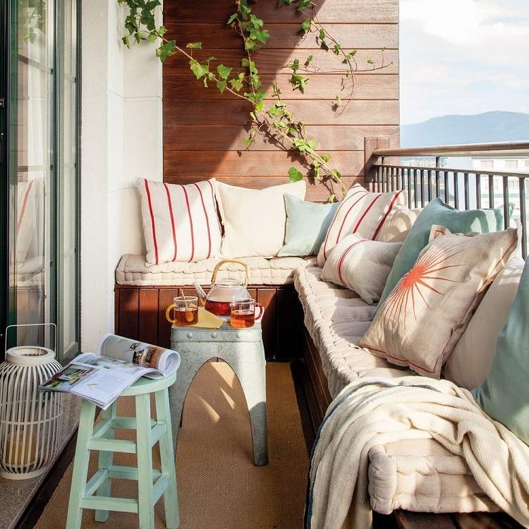 Lounge Möbel kleiner Balkon Palettensofa selber bauen DIY Anleitung